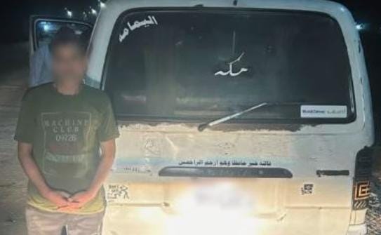 القبض على سائق يقود سيارة ميكروباص بالركاب على كوبري مشاه في كفر شكر