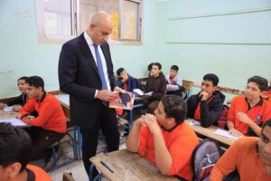 وزير التربية والتعليم يتابع انتظام العملية التعليمية بجولة مفاجئة في عدة مدارس بالخصوص 