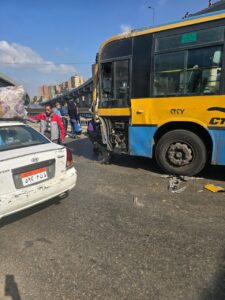 إصابة 3 أشخاص في حادث تصادم أتوبيس أمام كوبري الثلاجة بشبرا الخيمة