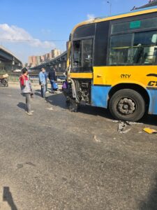 إصابة 3 أشخاص في حادث تصادم أتوبيس أمام كوبري الثلاجة بشبرا الخيمة