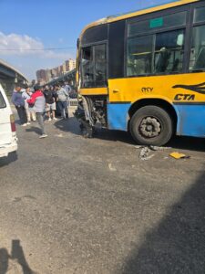 إصابة 3 أشخاص في حادث تصادم أتوبيس أمام كوبري الثلاجة بشبرا الخيمة