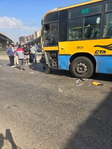 إصابة 3 أشخاص في حادث تصادم أتوبيس أمام كوبري الثلاجة بشبرا الخيمة