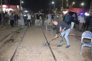 محافظ القليوبية يزيل كافتيريا مقامة على قضبان السكة الحديد بالخانكة