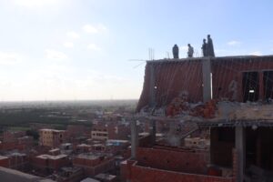 محافظ القليوبية يشهد إزالة 4 طوابق مخالفة في برج غير مرخص بطوخ