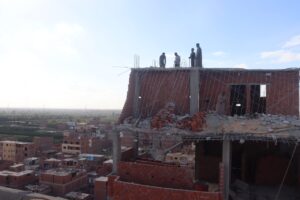 محافظ القليوبية يشهد إزالة 4 طوابق مخالفة في برج غير مرخص بطوخ