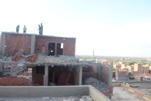 محافظ القليوبية يشهد إزالة 4 طوابق مخالفة في برج غير مرخص بطوخ