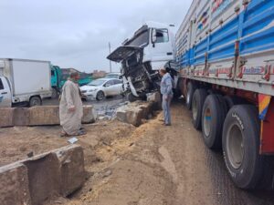 بسبب الطقس السئ .. دخول سيارة نقل في البلدورات في الجزيرة الوسطى بكفر شكر