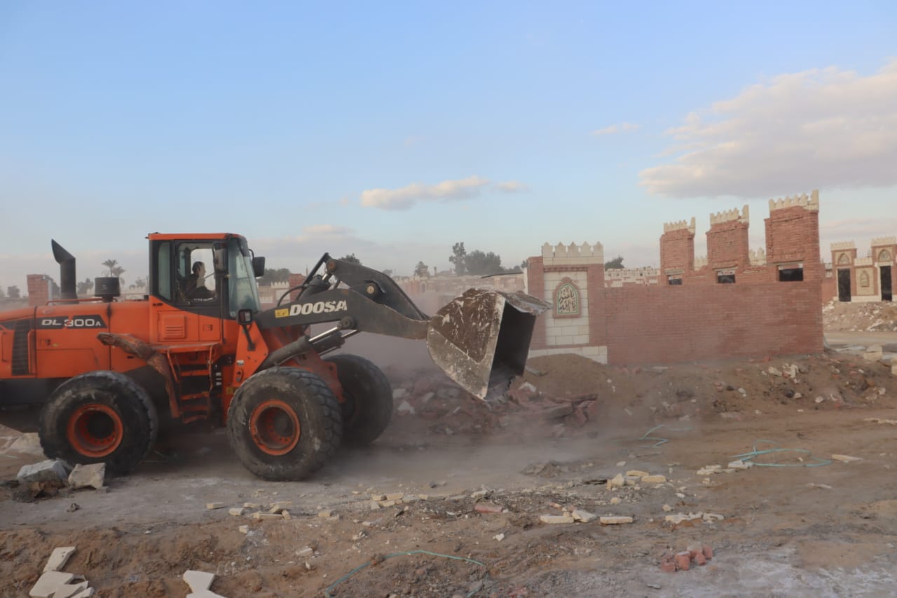 محافظ القليوبية: إزالة 650 حالة مقابر مخالفة بمدينة الخانكة محافظ القليوبية: إزالة 650 حالة مقابر مخالفة بمدينة الخانكة