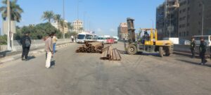 تعطل حركة المرور بالطريق الزراعي بسبب انقلاب سيارة محملة بالحديد بالقليوبية