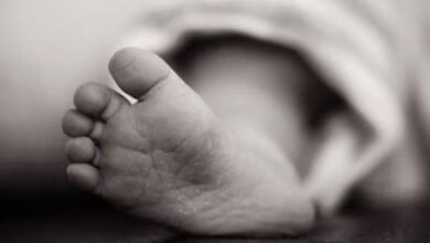 العثور على طفل حديث الولادة أمام عيادة طبيب بالقليوبية