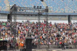 قبل دقائق من انطلاق المباراة.. محافظ القليوبية يحفز أبناء المحافظة قبل النهائي المرتقب باستاد القاهرة الدولي