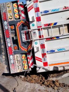 انقلاب سيارة "تريلا" أعلى الطريق الدائري في قليوب (صور)