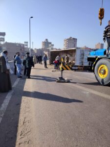 انقلاب سيارة "تريلا" أعلى الطريق الدائري في قليوب (صور)