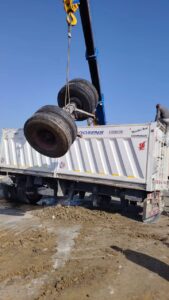 انقلاب سيارة "تريلا" أعلى الطريق الدائري في قليوب (صور)