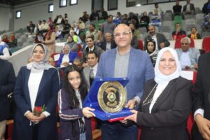 لفته إنسانية .. طفلة تشارك محافظ القليوبية حفل منتخب كرة القدم ردا لإعتبارها بعد إصابتها نتيجة إهمال