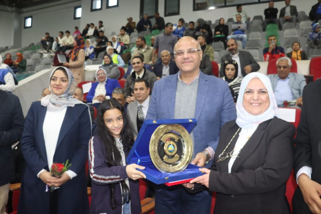 لفته إنسانية .. طفلة تشارك محافظ القليوبية حفل منتخب كرة القدم ردا لإعتبارها بعد إصابتها نتيجة إهمال لفته إنسانية .. طفلة تشارك محافظ القليوبية حفل منتخب كرة القدم ردا لإعتبارها بعد إصابتها نتيجة إهمال