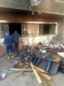 السيطرة على حريق بشقة سكنية في طوخ (صور)