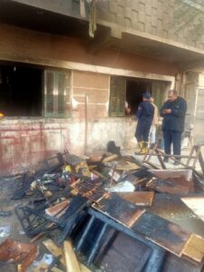 السيطرة على حريق بشقة سكنية في طوخ (صور)