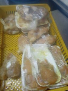 ضبط 21 كجم دواجن منتهية الصلاحية داخل مطاعم شهيرة ببنها (صور)