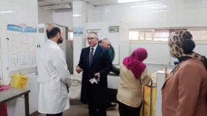 مدير التأمين الصحي بالقليوبية يتفقد مستشفى بنها النموذجي لتحسين الخدمات وتطوير الأداء