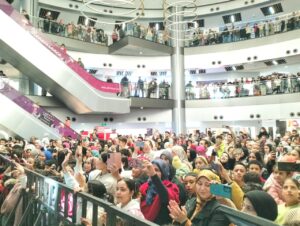 بملابس بابا نويل وشجرة الكريسماس .. أهالي بنها يحتفلون بليلة رأس السنة (صور)