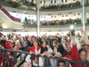 بملابس بابا نويل وشجرة الكريسماس .. أهالي بنها يحتفلون بليلة رأس السنة (صور)