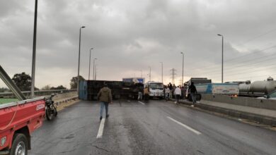 انقلاب سيارة نقل بالطريق الزراعي بسبب الطقس السيئ بالقليوبية