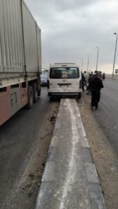 انقلاب سيارة نقل بالطريق الزراعي بسبب الطقس السيئ بالقليوبية