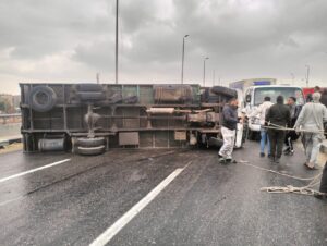 انقلاب سيارة نقل بالطريق الزراعي بسبب الطقس السيئ بالقليوبية