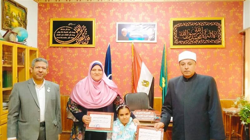أزهر القليوبية يكرم الطالبة "مريم" الفائزة في مسابقة المشروع الوطني للقراءة