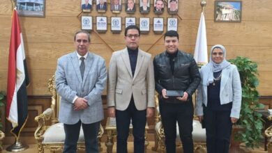 رئيس جامعة بنها يهنئ طالب بكلية العلوم لتميزه العلمي