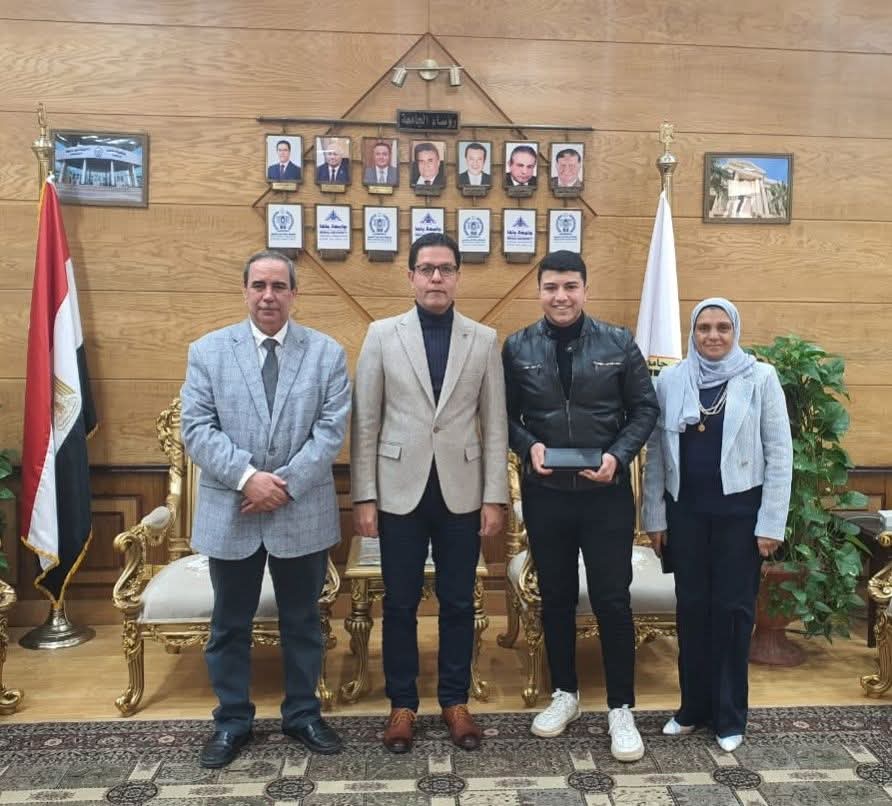 رئيس جامعة بنها يهنئ طالب بكلية العلوم لتميزه العلمي