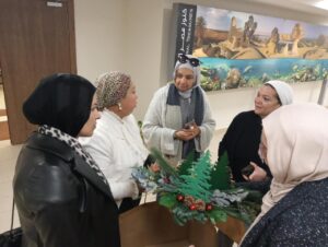 مصطفى عبدالحميد فرج يهنئ الدكتورة ياسمين فؤاد وزيرة البيئة بالعام الجديد...بمنتجات صديقة للبيئة من صنع الطلاب