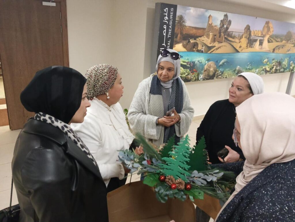مصطفى عبدالحميد فرج يهنئ الدكتورة ياسمين فؤاد وزيرة البيئة بالعام الجديد...بمنتجات صديقة للبيئة من صنع الطلاب