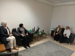 مصطفى عبدالحميد فرج يهنئ الدكتورة ياسمين فؤاد وزيرة البيئة بالعام الجديد...بمنتجات صديقة للبيئة من صنع الطلاب