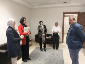 مصطفى عبدالحميد فرج يهنئ الدكتورة ياسمين فؤاد وزيرة البيئة بالعام الجديد...بمنتجات صديقة للبيئة من صنع الطلاب