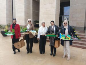 مصطفى عبدالحميد فرج يهنئ الدكتورة ياسمين فؤاد وزيرة البيئة بالعام الجديد...بمنتجات صديقة للبيئة من صنع الطلاب