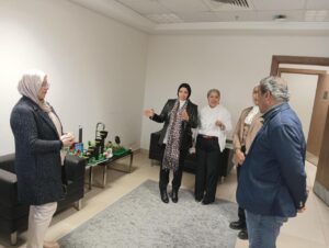 مصطفى عبدالحميد فرج يهنئ الدكتورة ياسمين فؤاد وزيرة البيئة بالعام الجديد...بمنتجات صديقة للبيئة من صنع الطلاب