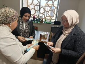 مصطفى عبدالحميد فرج يهنئ الدكتورة ياسمين فؤاد وزيرة البيئة بالعام الجديد...بمنتجات صديقة للبيئة من صنع الطلاب