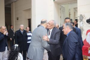 محافظ القليوبية يقدم التهاني للاخوة الاقباط بمناسبة عيد الميلاد المجيد (صور)