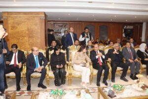 محافظ القليوبية يقدم التهاني للاخوة الاقباط بمناسبة عيد الميلاد المجيد (صور)