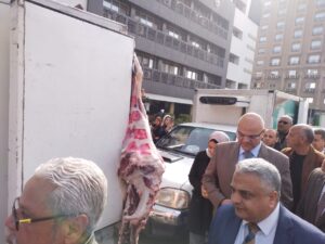 محافظ القليوبية يتفقد منافذ متنقلة للسلع والمنتجات الغذائية بمدن وأحياء المحافظة
