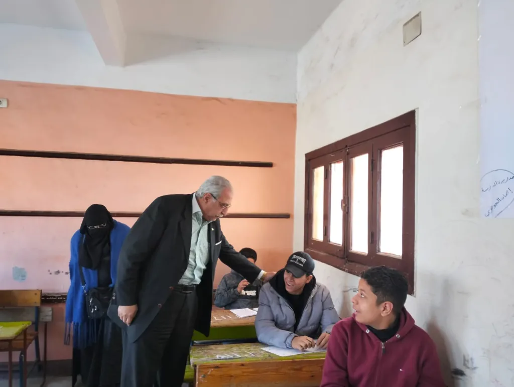 مراقب يصور ورقة امتحان مادة اللغة الانجليزية للشهادة الإعدادية بالقليوبية مراقب يصور ورقة امتحان مادة اللغة الانجليزية للشهادة الإعدادية بالقليوبية