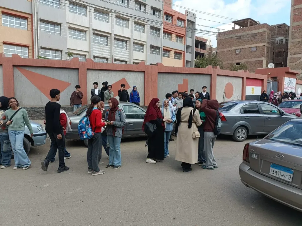 الجبر والإحصاء يرسم البهجة على وجوه طلاب الشهادة الإعدادية بالقليوبية (صور)