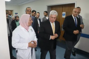 وزير التعليم العالي ومحافظ القليوبية في زيارة تفقدية لمصابي غزة بمستشفى الناس الخيري - صور