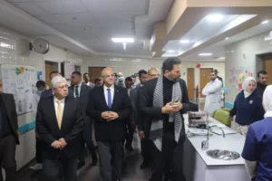 وزير التعليم العالي ومحافظ القليوبية في زيارة تفقدية لمصابي غزة بمستشفى الناس الخيري - صور