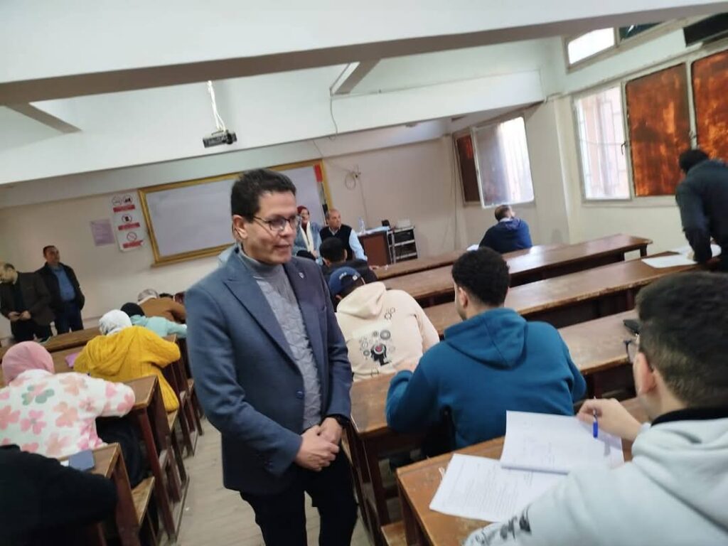 رئيس جامعة بنها يتفقد الامتحانات بكلية العلوم وورش كلية الهندسة ببنها