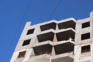 محافظ القليوبية يشهد إزالة 3 أدوار مخالفة بعمارة سكنية بمنطقة الفلل ببنها (صور)