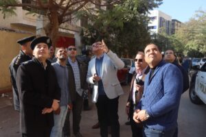 محافظ القليوبية يشهد إزالة 3 أدوار مخالفة بعمارة سكنية بمنطقة الفلل ببنها (صور)