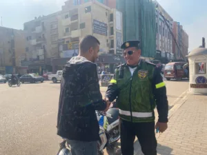 بتوزيع الورود .. طلاب جامعة بنها يشاركون في الاحتفال بعيد الشرطة